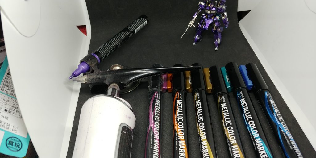 今回はガンダムマーカーの側で売っていたこのメタリックカラーマーカーを試してみましたガンダムマーカーエアブラシシステムにもピッタシで同様に使え良いですガンダムマーカーよりちょい高いけど今回のパープル、ブロンズ、パープルレッド、オレンジ辺りは単品で無いし自分の場合調色するよりは安くつくので良かった😊