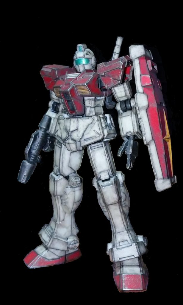 Gフレームはデザインアレンジがキツメなイメージですがジム君も例外ではなくて正直な所、素ジム感はほとんど無い様に思います。(T-T)やたらゴツいというか尖っている感じですが唯一やさしい顔立ちだけに素ジムのなごりを感じ取れます。まあデザインの好みは人それぞれなのでこのアレンジも悪くは無いと思います。