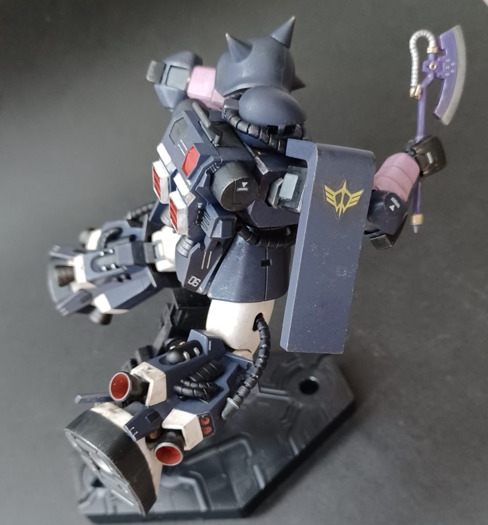 HGUC 1/144 MS-06R-1A 黒い三連星ザク(オルテガ機)–5枚目/制作者:@ウソつきカモメ