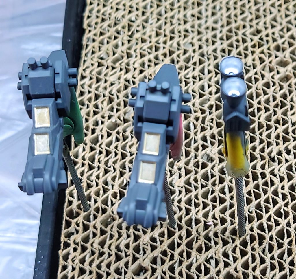 組んでしまうと全然目立たないのですが脚内部とバーニアの内側も一応塗ってます。