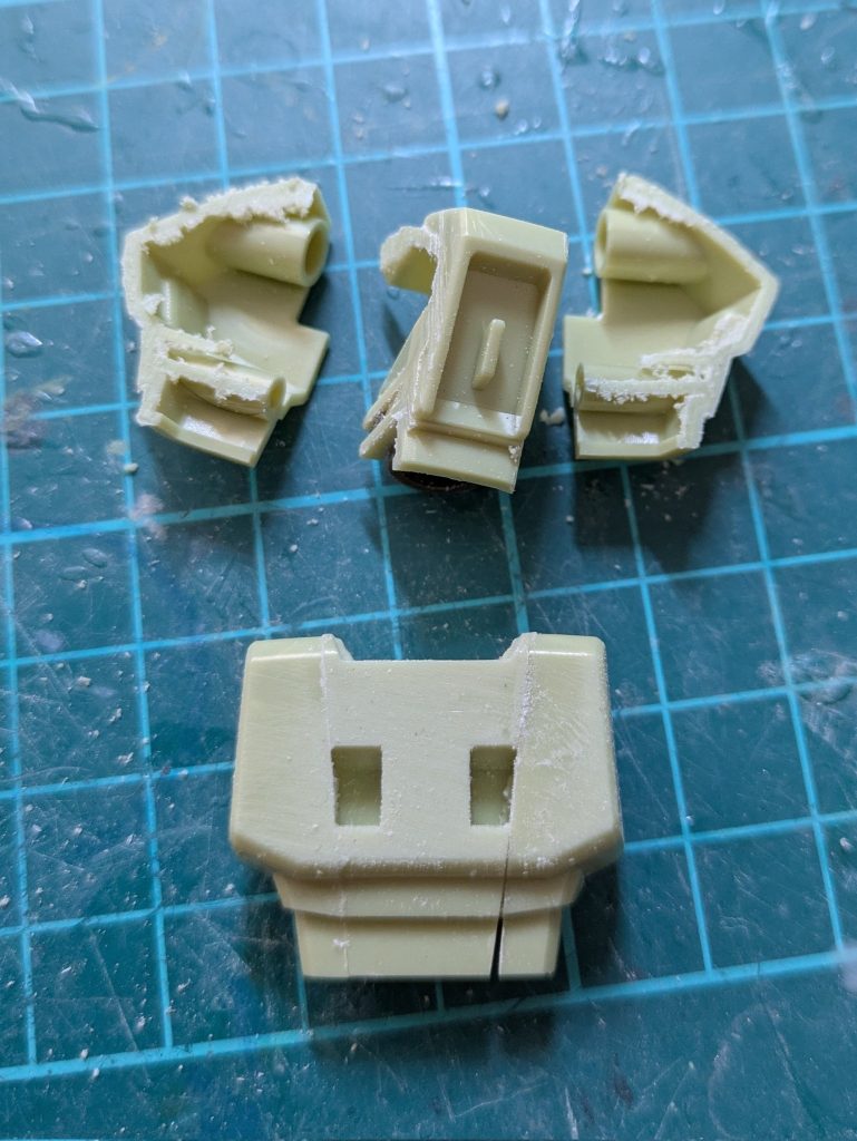 というわけで上半身三枚おろし。左右のブロックの内側を1ミリ程度削って再接着。