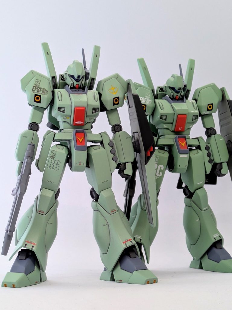 ちょうど一年前に作った腰バズジェガンと記念撮影。プロポーションが違っています。