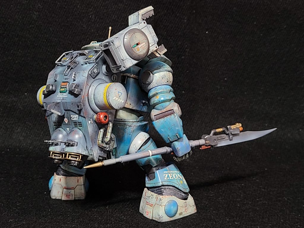 リアビュー。手持ち武器は、付属のヒートサーベルをアレンジした「ヒートナギナタ」。