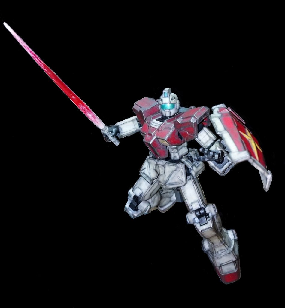 可動範囲は文句無しなのでカッコ良いポーズを取らせてブンドドも楽しめます。😆食玩なのでそーするのが一番の正解の様な気がします。😄今回の作品はゲームの3DCGモデリングっぽく見えなくもなかったので(あくまでも自分的にですからね皆様)背景を黒く塗り潰して見ました。少しは雰囲気が出ていれば良いのですが・・・コラ画像っぽく見える様な気もしますね。(^^;ただ塗り潰すのは想像以上に大変だったのでもう二度とやりたく無いです。(>.<)改修点はランドセルと一体になっているサーベルを切り離してサーベルの発振部をプラ材で作りビームエフェクトを付けられる様にしてあります。ただし付属の武器持ち手だとグリップが握れないので平手の指を改修して持てる様にしてあります。