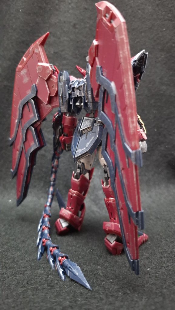 今回作ったのはTVアニメ「新機動戦記ガンダムW」に登場するMS、ガンダムエピオン。ラスボスにして主人公も乗ったことのある設定、武器がビームソードとヒートロッドのみと当時としてはかなりとんがった機体だったことなどもあり印象的な機体です。個人的にはHGで出て欲しかったのですが、1/144サイズで久しぶりのエピオンということで購入しました。