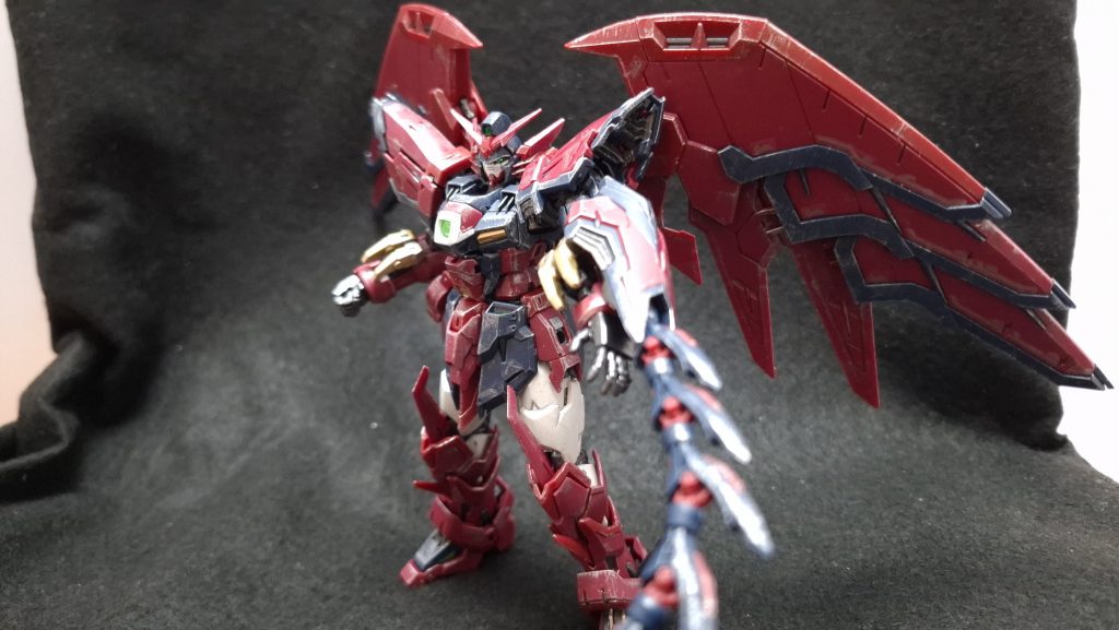 RGを作るのは2回目。パーツ数が多いですしヒートロッドは最初から組み立てられた状態で塗装が困難ということで、今回はほぼ成形色で製作しました。他の方の作例をほぼそのまま真似してフレームや金色の部分のみ塗装、ドライブラシを施して使用感を出しています。これならあまり手間をかけずに作れる、という目論見だったのですが、やっぱりHGに比べパーツ数が多いこと、途中でコンセプトを見失ってしまったため結局完成が遅くなってしまいました。マーキングシールが目立たない用つや消し前に一度光沢を吹いていますが、写真で見ると全然なじんどらんな。