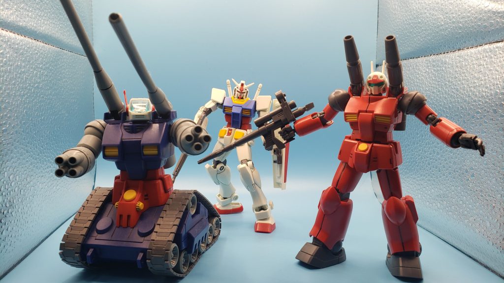 で、よーやく子供の頃の夢だったV作戦完成MGでは、ガンタンク買いそびれて揃わなかったので、悲願達成です。が‥ガンダムのみEGなんですよね～HGUCならび初代HG（絶版品）は積みの中と、再生予定のためバラバラ中なんで、本当の完成はまだまだ先になりそうですね。