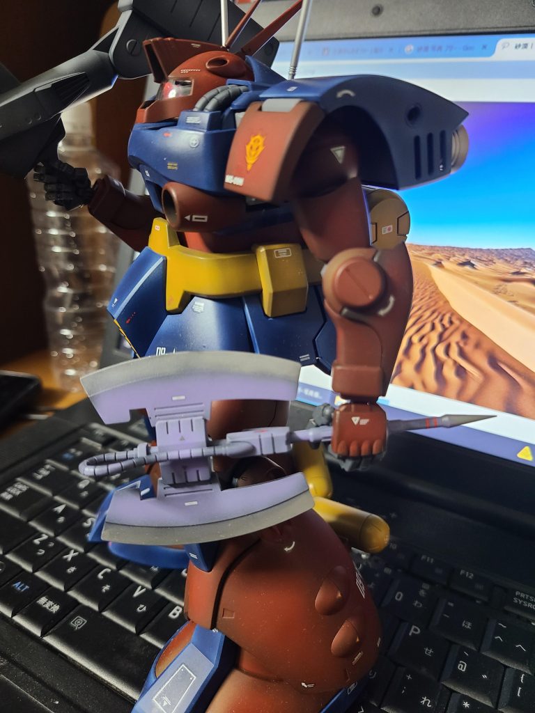 唯一こだわりポイントのヒートホークはザクみたいに紫にしました。会わせ目消しはバズーカ、腕の三角筋のみ。 赤、黄、青の組み合わせでかっこいいデザインになるのって考えたひと(大河原さん?)凄いかっこいすぎてF90買うつもりがこちらを購入してしまった。