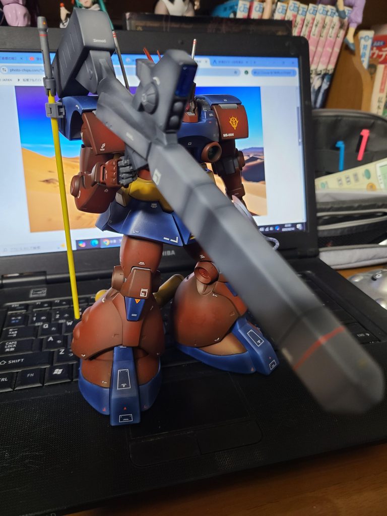 赤部分、武器は黒立ち上げ、間違えてタミヤのエナメル使用青はシロ立ち上げ、紫と黒と青で調色黄色はシロさふ、下地に赤さびモノアイはガイアのクリアピンク