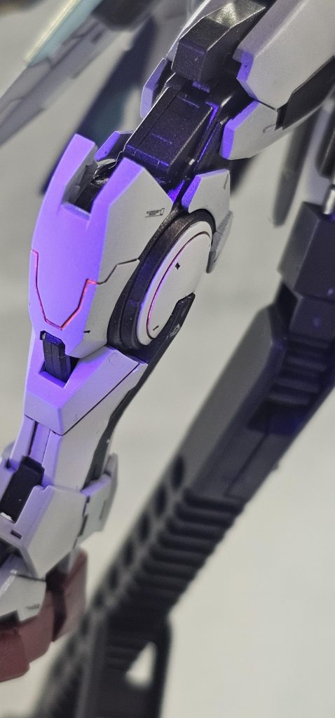 蛍光ピンクで墨入れしTRANS-AMを表現したかったのですが、中々難しいですね…