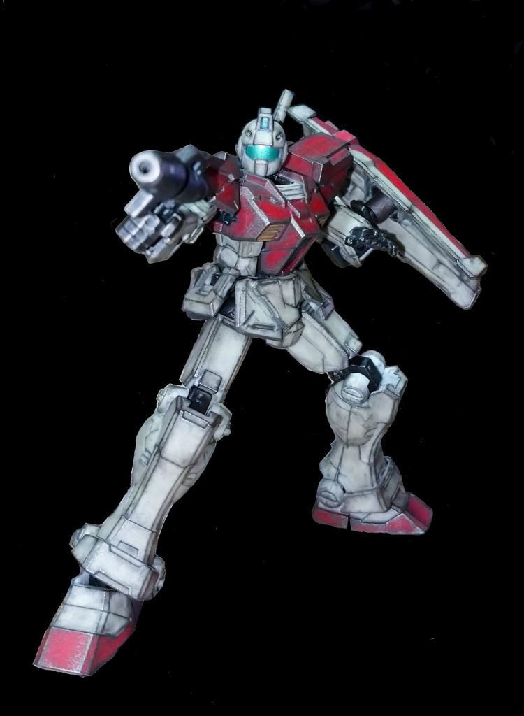 「新手が基地内部に侵入しているらしい。ここはあらかた片付いたのでそちらに向かう。」「了解した。奴らも死に物狂いで向かって来る、気を抜くなよ!」初陣とはいえしっかりと動けている・・・思ったよりも冷静な判断も出来ている・・・無論、人に言われるまでも無く気を抜く訳などあるはずもない。そう思いながら報告のあった地点に歩を進めると赤く揺らめく何かが視界に入ってきた・・・「?赤い・・モビルスーツなのか?」純粋な人型ではない異形のそれは基地施設に容赦ない攻撃を加えている・・・「好き放題しやがって!」怒りに我を忘れて前に踏み出し過ぎたのだろう・・・奴にこちらの存在を気付かれてしまった・・・「くっ、冷静になれ・・」そう自分に言い聞かせて相手の出方を伺うとこちらの存在に気付きながらも何一つ慌てる様子もなく優雅にさえ思える足取りでこちらに向き直りゆっくりと自分に向かって来る・・・ドクンドクンと心臓が激しく脈打ち戦士の感が全力で警報を鳴らしている・・・「コイツはそれほどヤバいヤツって事か・・」思わず操縦桿を握る手に力が入ってしまう・・・力むとスムーズな動きが出来なくなる・・恋人の手を握っているつもりでやさしく掴めと教官から何度も言われた事を思い出しながらも現実に死を感じさせるこの場面では身体が言うことをきかない・・・「あの鋭いツメが武器なのか?・・・」MSの特徴でもある人型のマニピュレーターではなく見るからに凶悪な三本のツメがどこか非現実を感じさせ自身の目の前にいるものが空想の怪物の様に思えてくる・・・「ダメだっ、惑わされるな!」そう口に出して少し冷静になり、近づかれる前に撃ち落とせばいいだけの事だと思考を切り替えて必殺の一撃を狙う・・・「今だっ!」放たれたまばゆい光が敵を貫くはずだった・・・