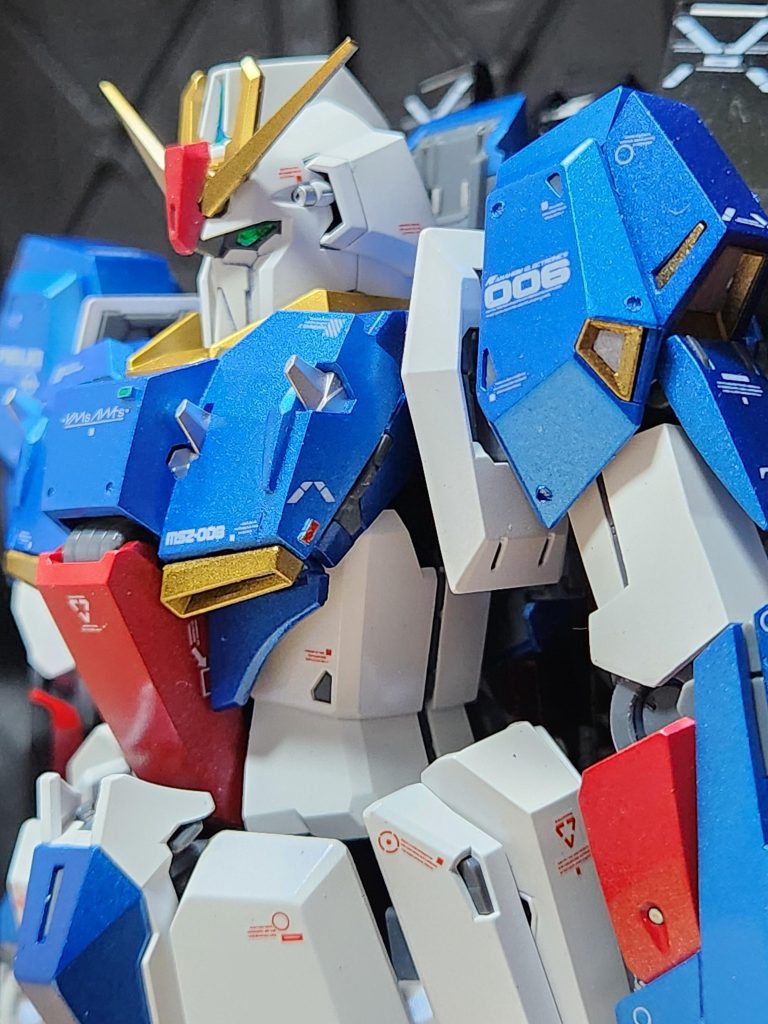 改造は胸部にグリーンとレッドポイントとピンバイスで穴あけ程度です。