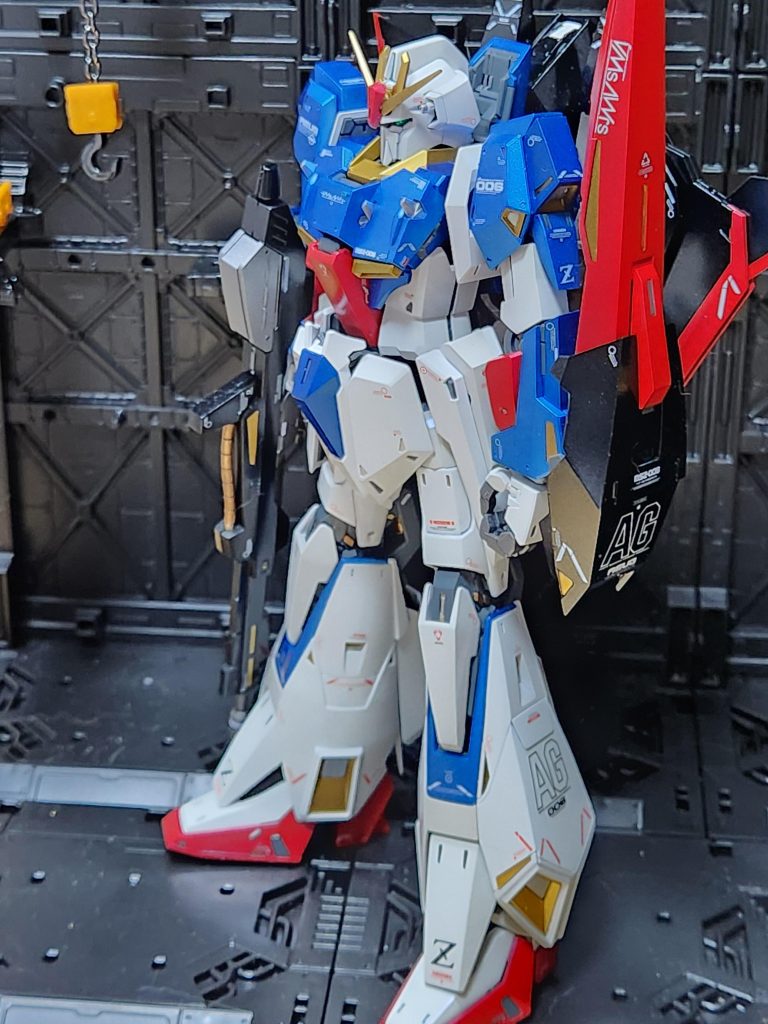 パーツでの塗り分けだけにしました。青はメタリックブルー、ダークブルーの２色にしましたがあまり分からないですね。赤はメタリックレッド。白はホワイトにパール塗装、ゴールドはスーパーリッチゴールドです。