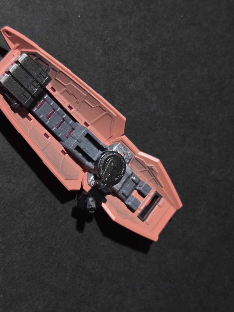 シールドは、キット従来のものはシールド側との固定はボールジョイントでしたが、個体差なのか劣化なのかグラついて安定せず。ということで、思い切ってボールジョイントを切断し、ネオジム磁石を仕込んでみました。初めてネオジム磁石を使用してみたんですが、結構良いですね。他のキットの武装でも、磁石さえ仕込めば装備できるので汎用性が高くなりそう。ただし磁石2つ分の重量があるので、腕を上げると少しずつ下がってきてしまいます...。これは致し方ないので目をつぶります。