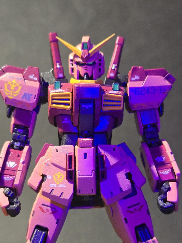 少し分かりづらいかもしれませんが、ツインアイやセンサー部には蛍光塗料を使用しています。白サフを下地にすればブラックライトを当てずともくっきり見えるかと思いますが、[稼働状態とアイドリング状態を再現してみたい]ということで、あえて暗い黒鉄色を下地にして吹いています。