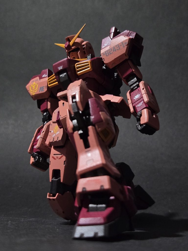 可動です。そんなに改修したつもりはないんですが、胴体の延長により自然な膝立ちが取れるようになりました。下アングルから撮影すると、巨神兵っぽくてインパクトがありますね。