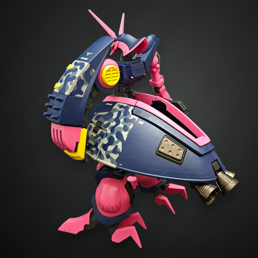 左後ろ。シールドにも迷彩柄を施してます。