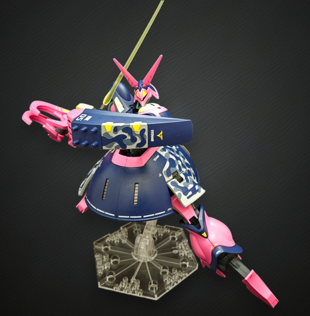 ビームサーベルを構えて