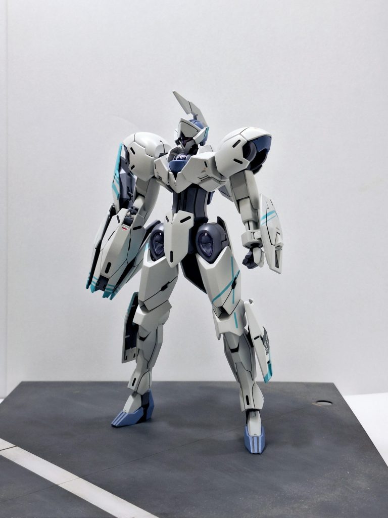 今回は白バックにしてみました。本体色はグレーに振った白ですので、中々にメリハリ付いた感じ。