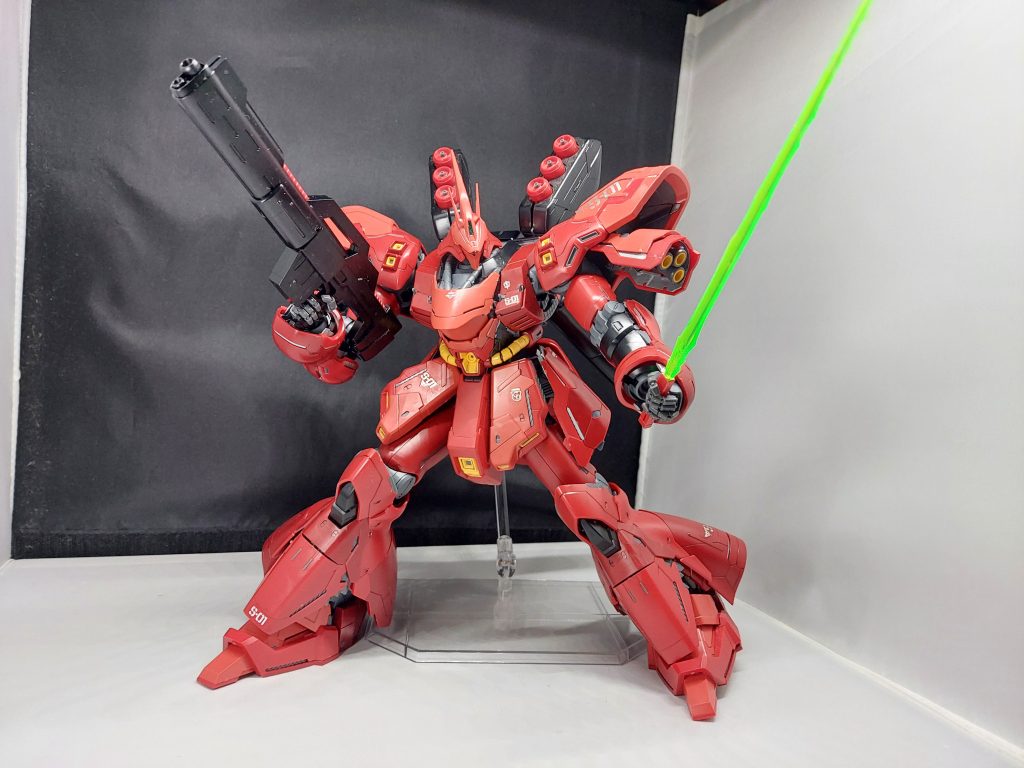 ビームサーベルででかくて重いので我が家のアクションベースでは浮かせられない( ̄▽ ̄;)