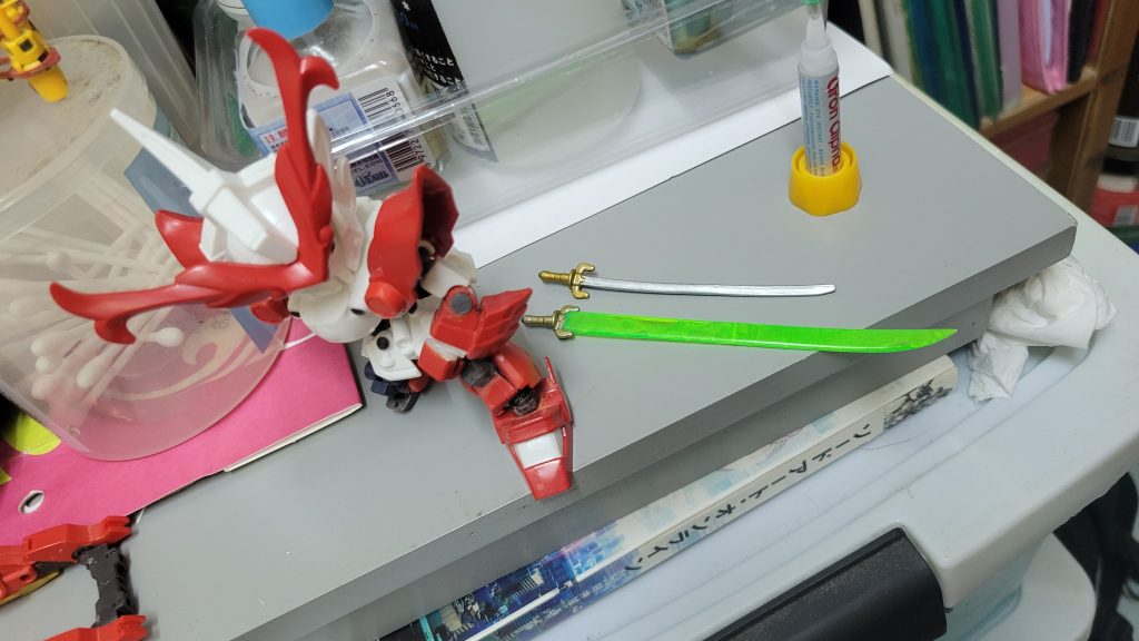 RGシステムの必殺技の威力を高めるため、2種類の刀を製作することでエフェクトを再現。緑の刀は必殺技使用時に進化する通常の刀。