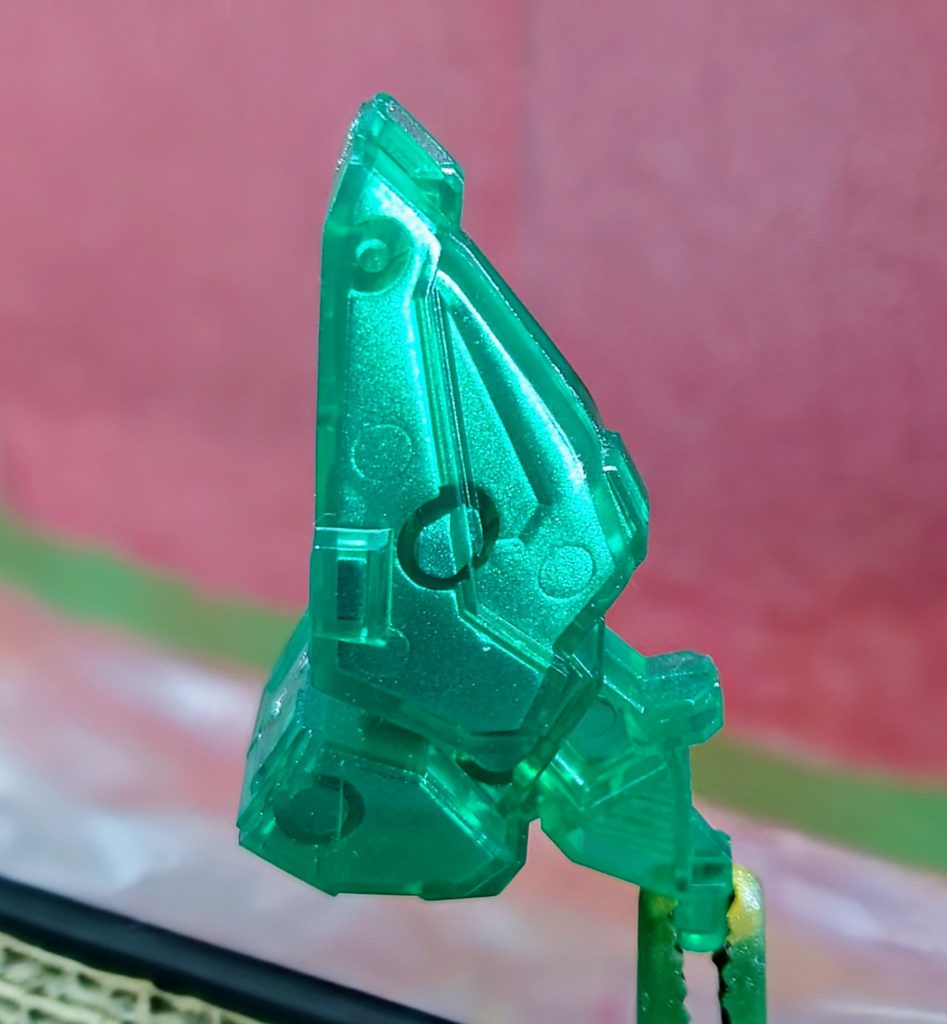 キックのクリアパーツの中にラフシルバーを吹いてみました。外に吹いてしまうと完全にモールドが潰れるけど中は中でダボ穴目立つよなぁと思っていたのですがいざ吹いてみるとダボ穴が追加のモールドぽいように私には見えたのでこれはこれで良しとしました。