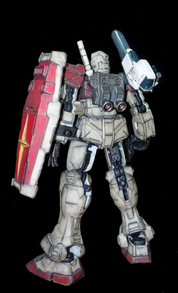 黒く塗り潰してあるのは本当は前回にあげようとしたキャノンの製作途中の物ですがこれを見て「ん~とね・・あのね・・なんとゆ~か君ね・・えーと表に出したらダメなヤツだね」と酷い黄ばみに気付きました。😣もったいつけて二回に分けた訳ではなくて随分と日がたってから武器を製作したので本体の汚れが人様の前にお出ししてはダメなレベルと判断しての事です。Gフレーム用のサイズだから当然小さい物ですが何のプランも無しで「ぶっといキャノンが欲しいんじゃぁ~」がスタートだったので形になるまでエライ時間がかかりました。😰砲身と中央のセンサー部分はジャンクからで後はプラ材で強引に形にしました。こんな形状ですが砲弾を入れるスペースがないので多分ビームキャノンだと思われます。秘密兵器なので誰にも分かりません(笑)アナハイムがミノフスキー粒子でナンチャラした試作兵器です。この3つのワードを入れれば大抵の事がまかり通るやさしい宇宙世紀が大好きです。