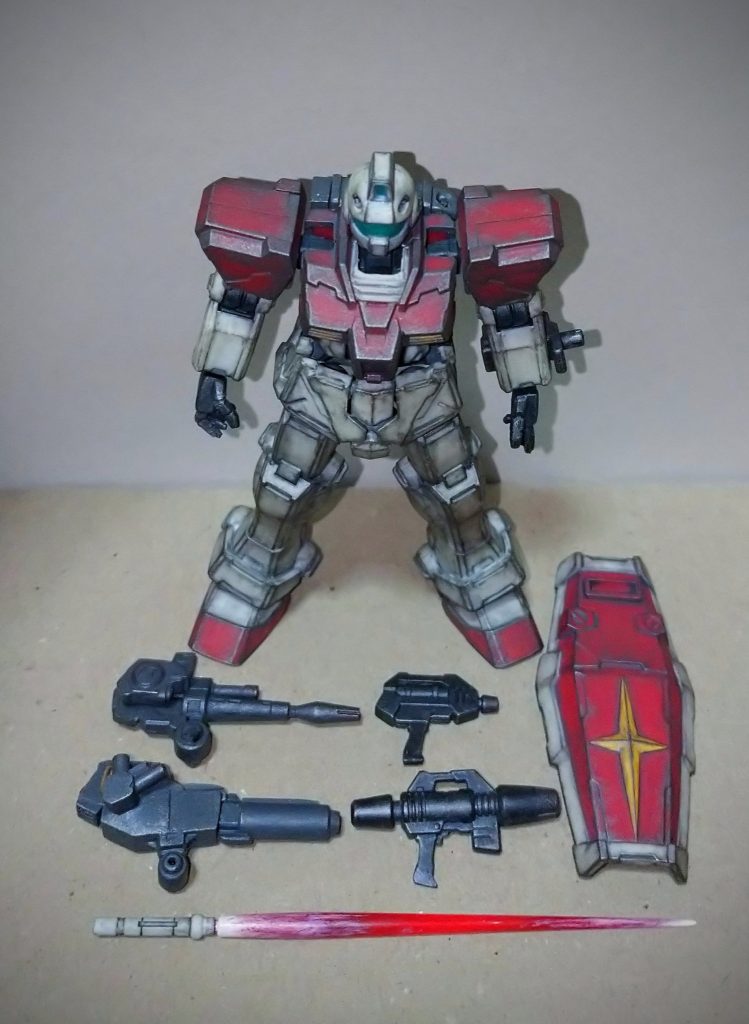 キャノン製作時にロードディスプレイ風に撮ったもの。なので本体は汚いです。スミマセン😞小さい銃は切り取ったライフルの後ろ部分です。何となくハンドガンっぽく見えたので少し手を入れて使ってみました。他の作品の製作時にそちらに流用してしまったので今はありません。今回投稿したものはビームスプレーガンも地味に改修してあります。アレンジされた形状が好みではなかったので元デザインに近くなる様に前のバレルと後ろの突起部をカットして後ろの切り取った物を前のバレルとして加工して後ろは適当なプラ材を加工してボリュームダウンせせてあります。以上になります。部分的に塗り直す事はあっても全面的に塗り直す様な事はあまりないので良い経験だったと思います。元の塗装を利用して今までに無い作風にもなったと思うのでめんどくさくがらずに塗り直して良かったぁ~😌最後までお付き合いして下さった方々、ありがとうございます。m(__)m