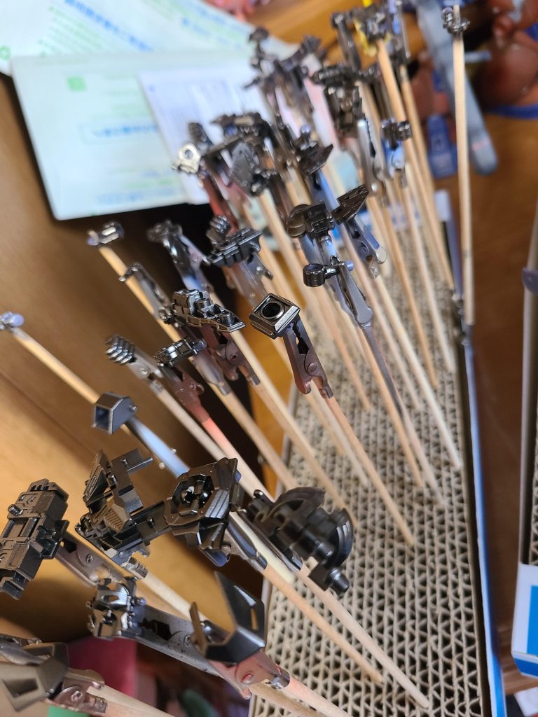 Abs パーツはプライマーふいて塗り塗り説明書きの指示どおり二度塗り間接にはミニ四駆のグリスを塗って、間接のねじ切り対策。機械には油が塗られているものなので。