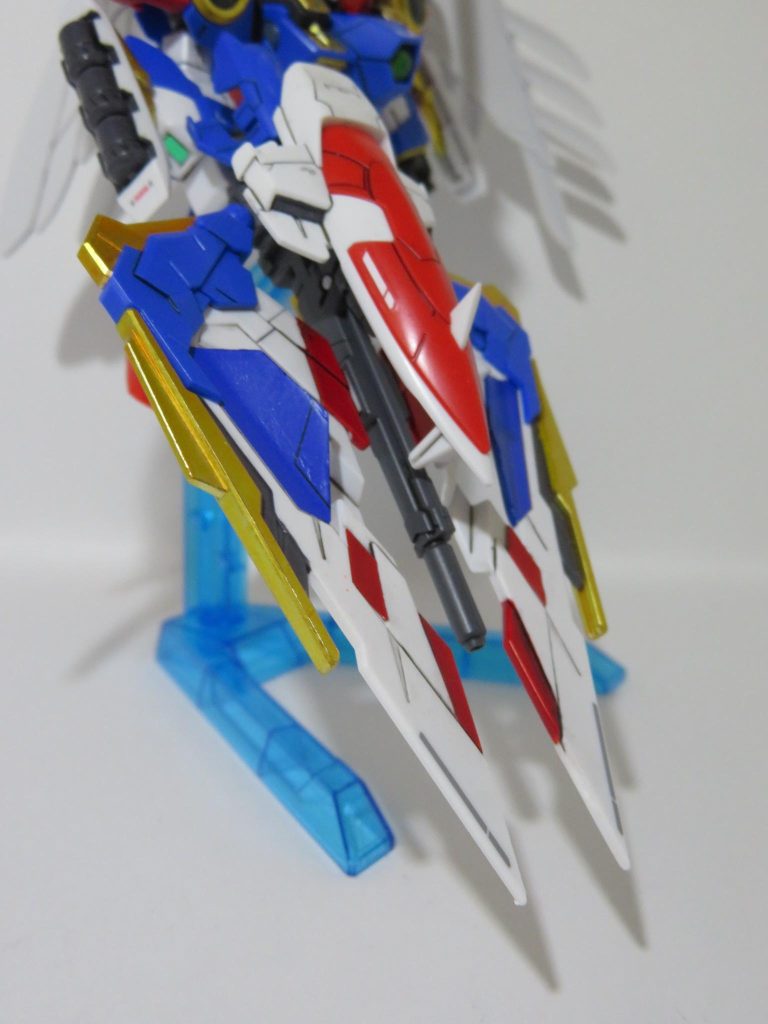 「バスターライフル・シュヴェールト」ウイングガンダム・フリューゲルの新たな武装。バスターライフルとしてだけでなく、実体剣、そしてシールドとしても使用できる攻防一体の複合兵装。シュヴェールトはドイツ語で「剣」を意味する。