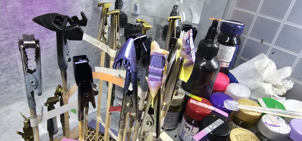 肩はボーンペイントの偏光青/紫を使用しましたが思ったよりもピンクっぽい可愛らしい色でしたのでこの上にガイアノーツのクリアレッドをうす〜く重ねて紫によせ重厚感を演出しています。胸とクビ内部の赤いパーツはクリアレッドでキャンディ塗装