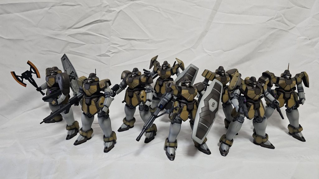 作中の機体を参考に肩のパーツや武装をカスタマイズした機体たち。オリジナルの両刃の斧を持った個体もいます。8番機体は誕プレにマグアナックをくれた友達がいたので、お礼?にカスタマイズを決めて貰いました。某エルデンリングで愛用しているという、エストック的な剣を腰に装備してます。