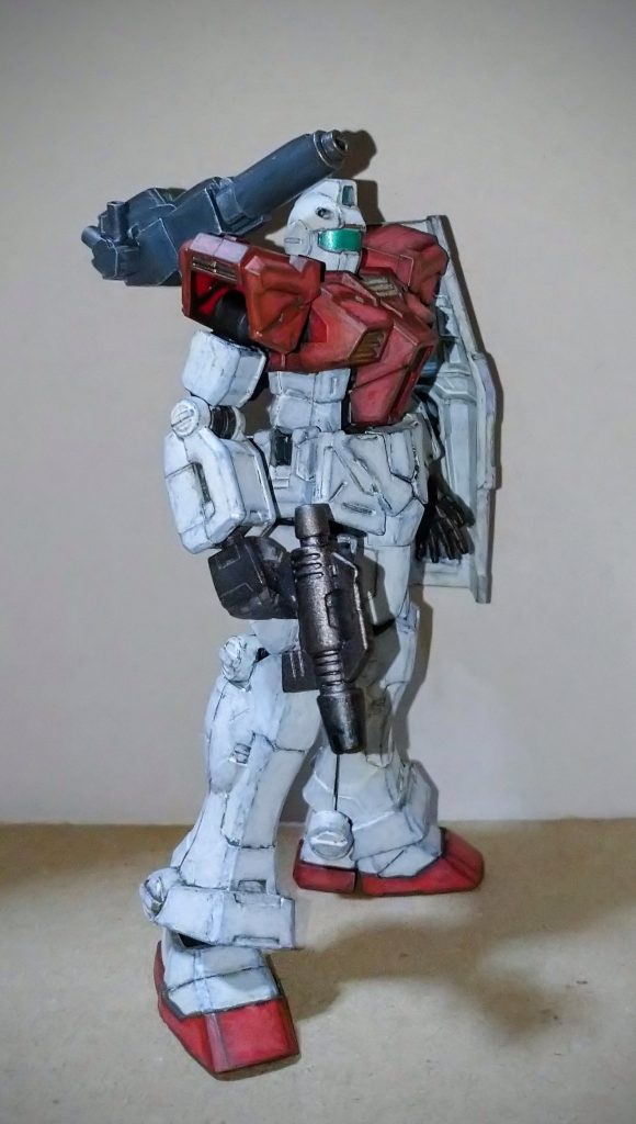 一度製作中にあげさせてもらいましたがあの後にもう一段明るい色を面の中央辺りに乗せてグラデーションを意識して仕上げました。元々してあったきつめの汚しと経年劣化による黄ばみもどうせなら利用して見ようと思い薄めた赤と白で下地を透かせる所は透かして黒立ち上げっぽく見える様に、部分的には塗装の剥がれに見える様に塗ってみました。これを見てくれた他の方々がどう思われるかは分かりませんが塗装に関しては自分的には今までで一番の出来です😄