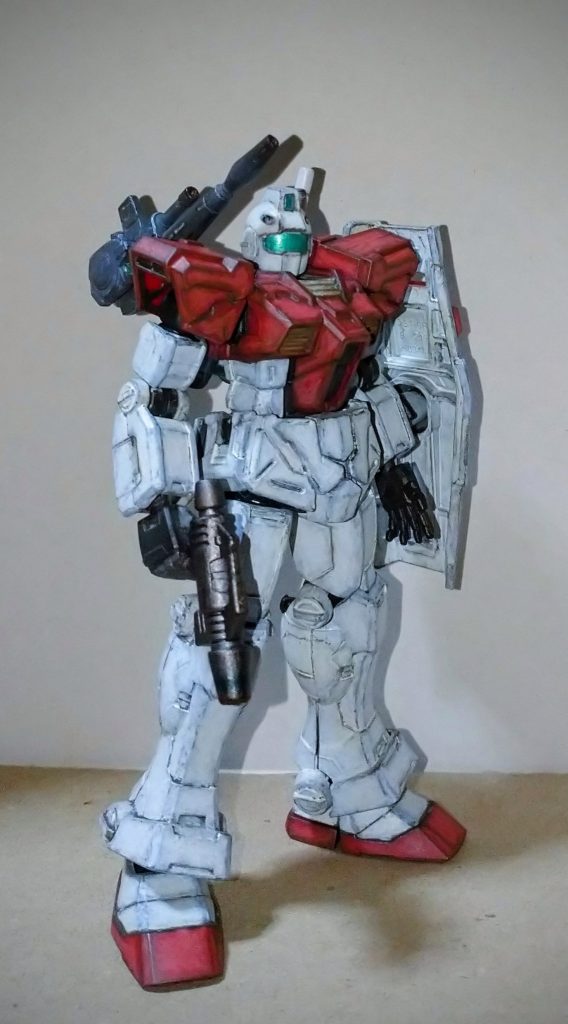 実は最初にこちらを製作しました。ジムのオマケで付属しているガンダムライフルが元になります。素ジムには三種の神器があれば十分と考える自分にとっては無用の物なので容赦なく切り刻んででっち上げました。「君を今日からジム君のキャノンに任命する。君の力を120%出し切ってジム君の力になってあげて欲しい。」「ハッ、了解しました。ジムさんの為にオーバーヒートするまで打ち続ける所存であります。」「ウム、良い心構えじゃ。今日はゆっくり休んで鋭気をやしなってくれたまえ。以上!」「ハッ!了解しました。今日はこのまま休まさせて貰います。( ̄- ̄)ゞ」・・・そして翌日「君を今この場でこれ以上ない速さと勢いでジム君のキャノンの任から退いてもらう❗」「ガァ〰️ン❗Σ(゜Д゜)・・なっ、何故でありますか?せめてその理由だけでもお教えいただいてもよろしいでしょうか。😭」「えぇーっ、だってキャノンて言ったらもっと太くてさ、ガンキャノン君みたいの想像するじゃん?だけど君は何?最初にみた時はゴボウかと思っちゃったよ(笑)そんな訳で君は生き残る事はできませ~ん。ジャンク行き決定です。」という悲しい出来事を乗り越えて太いキャノンが製作される事となった・・・宇宙世紀0079・・・戦いはますます激しさを増すのであった。」