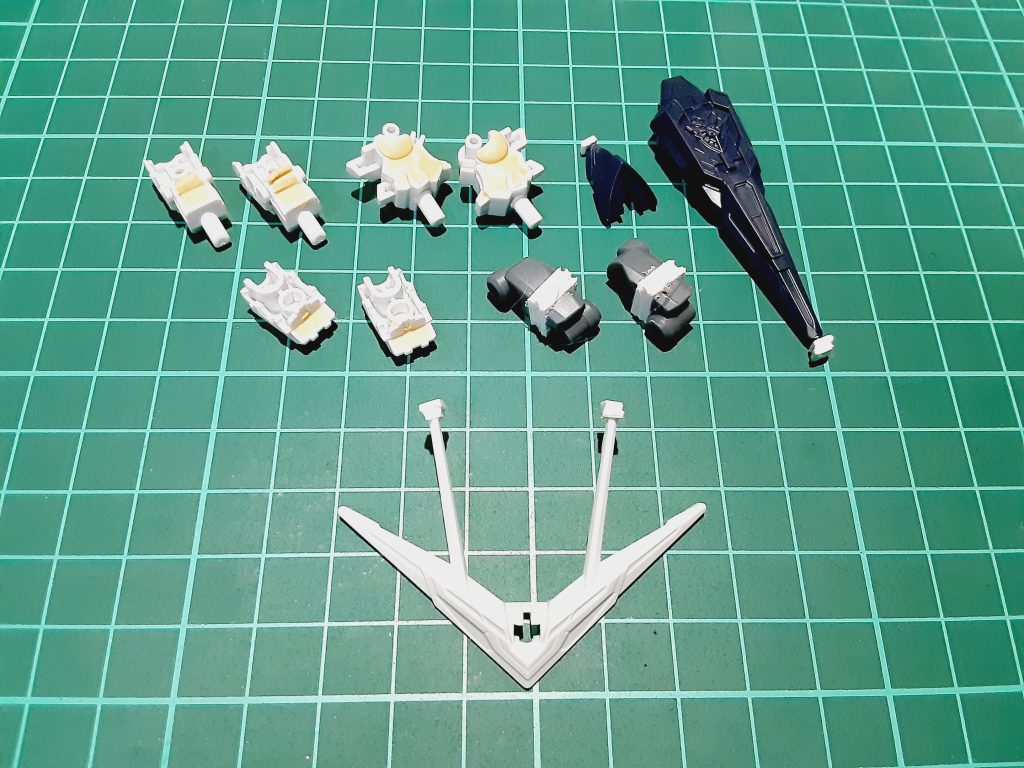 一部パーツはそのままシャープに削ろうとすると歪になりそうだったのでプラ板を貼った後削りました