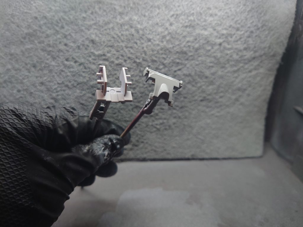 エヴォホワイトにエアクラフトグレーを塗装中の写真LEDで照らしているので一応分かり易いのですが、塗ってる最中「本当に発色しとる？？？(gundam-kao1)」と疑いつつ、タレないよう気をつけて塗装しました。