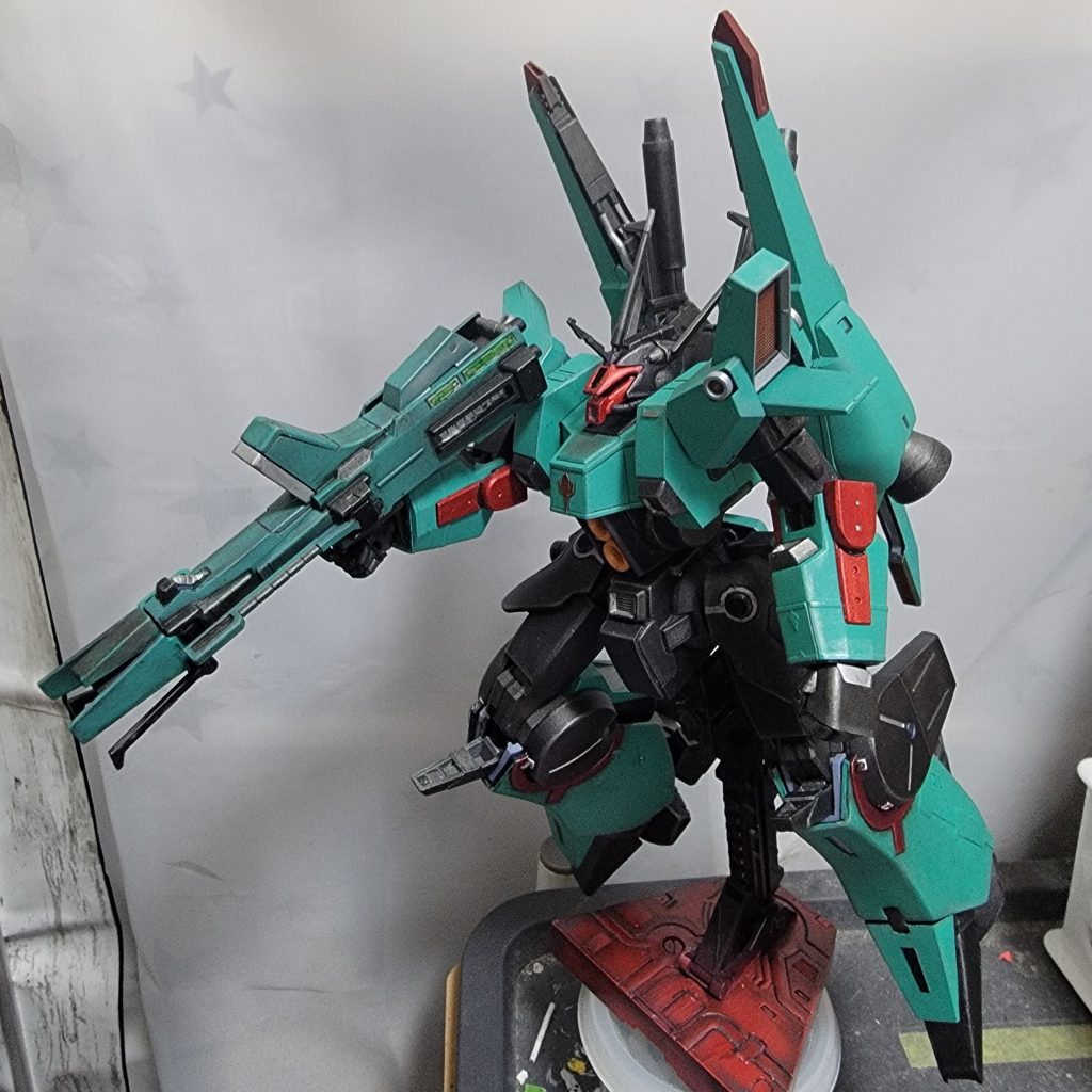 【作品解説】ZZガンダム。何の進展もない前半は要らないのではないかと言われている。1986年放映なので 40年前の作品((zaku-kao10)(gundam-kao9))【機体解説】準ラスボスのラカン・ダカラン/スペースウルフ隊搭乗機。武装がてんこ盛り。【デザイン解説】若干、普通の人型からは外れるデザイン。この作品は、主役機のZZガンダムがそもそも強そうな上、フルアーマー化までされ、敵機もそれに合わせて強そうなのがバンバン出た。ドーベンウルフもその中の一つ。殆どの機体がギラ・ドーガ、ヤクト・ドーガよりも強そうなんだが。。。緑・黒・赤というスイカ色の着色。