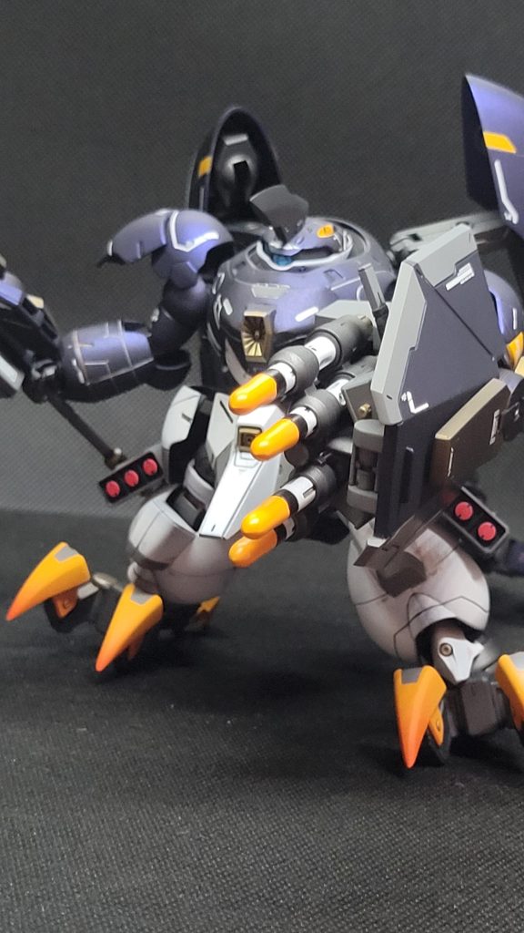 超大型シールド、重武装で機動力の低さを補うために防御力を上げてます。シールド裏に大型対空魚雷(?)×4水中でも空中でも使える的な笑あとホルダーにサブマシンガンも入ってます。