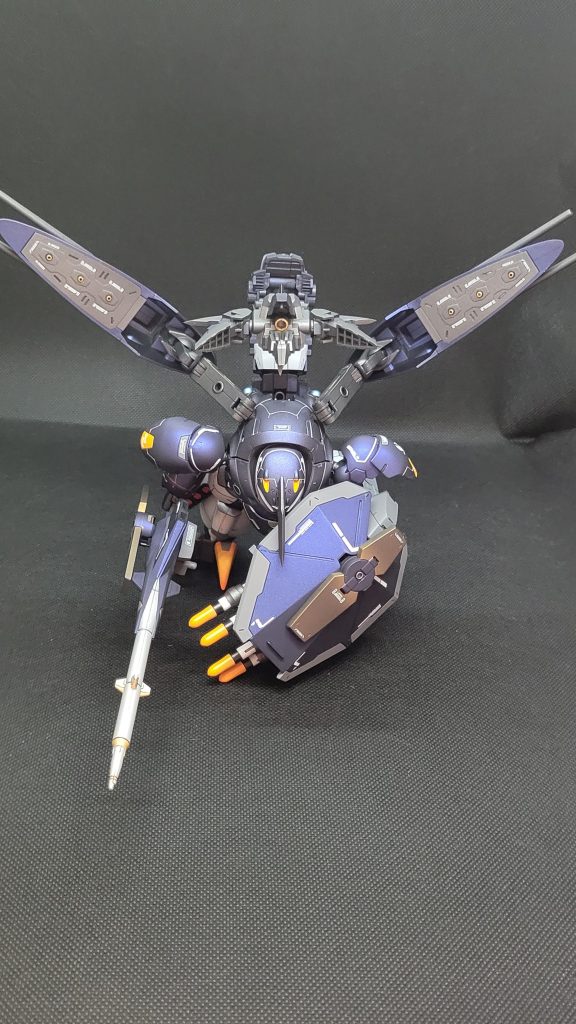 アビスのシールドをちょっぴり加工してアームでフレキシブルに可動します。三連ビーム砲×2、二連装砲×2、高速魚雷×4テールユニットはエネルギー増幅器と水中移動の姿勢制御に、先端の本機最強武装のデススティンガー砲はこの砲撃姿勢じゃないと撃てません。水中戦用の機体なのに足場がないと使えないのはギャグじゃなくてロマンだよ!💦沿岸部などの水辺で使うことで、発射後の熱を水で冷やして若干クールタイムを短縮するのです。逆に、胸部に移植したアビスのカリドゥスは砲撃姿勢では撃てません🫣