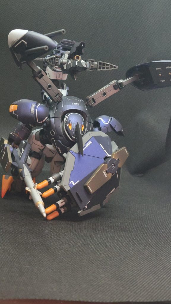 砲撃姿勢前傾姿勢でシールドを前に構えて全面からの攻撃に強くなり、味方の壁役にも。