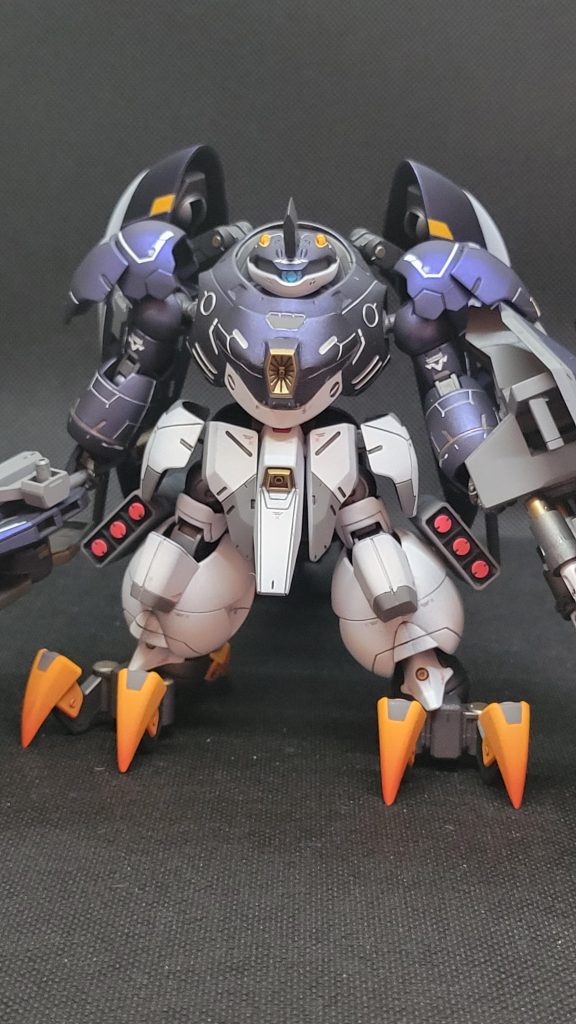 ガンプラバトルチーム「アナザーパイレーツ」(架空)のメンバー。使用機体はシャチをモチーフにしてるが仲間からはペンギンと言われている。重装甲の砲撃機体で後方支援を担当するが、水中戦のみに特化せず対空戦闘や宇宙戦でも活躍出来る反面、近接特化型との格闘戦を苦手としている。ライバルチームである「宇宙世紀水泳部隊」(架空)とはよく交流戦をしており打倒ジオン水泳部をかかげて日々切磋琢磨している。ジオン水泳部とは、ジオンの水中用モビルスーツをこよなく愛するモデラー&バトラー達で構成された最大手のチームであり「水中ガンプラバトルの歴史はここから始まった」と評される名実共に最強の水中軍団である。