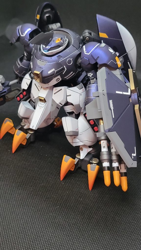 足を爪型にしたのは、砲撃機体なので地面を掴んで踏ん張るためです。水上では三連ミサイルポットスラスターを上向きにしてホバリング移動するイメージ。黄色くしたからかなー、ペンギンにしか見えない…