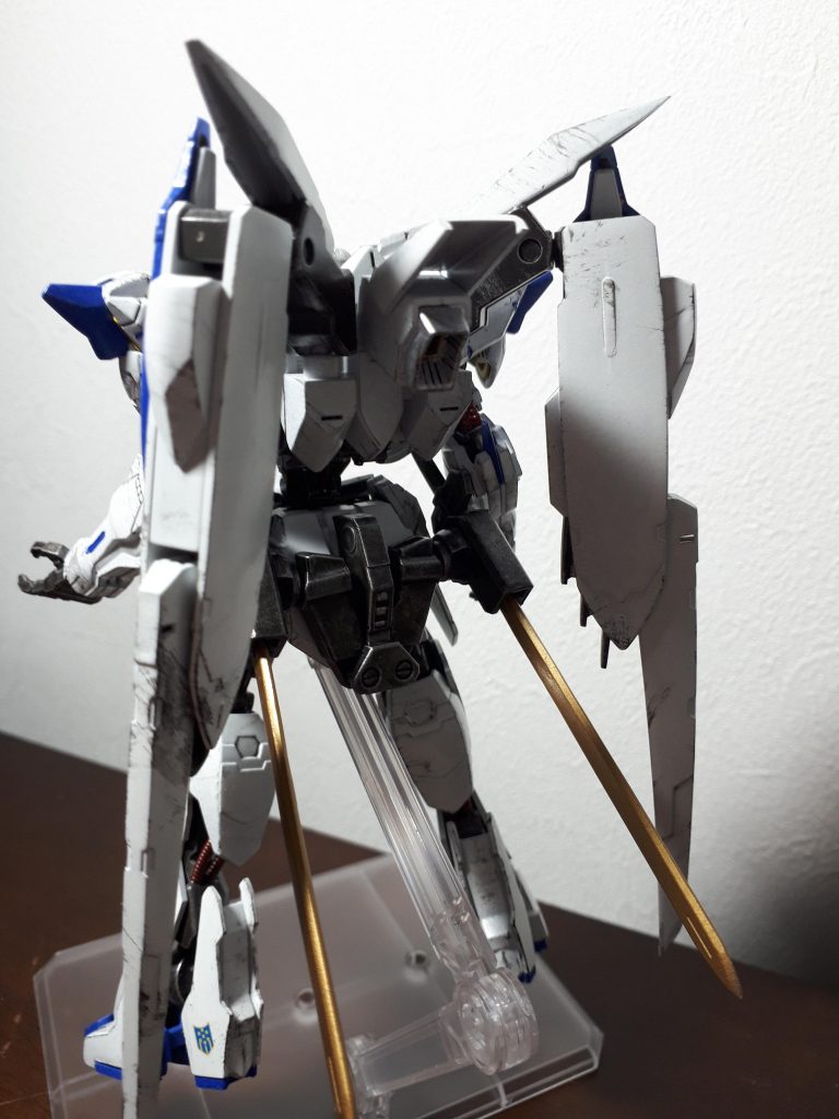 もっともっと速い機体...などと想像してたら、バックパックに大きめなスラスターを追加してました(笑)で、腰部サイドに制御用スラスターを。