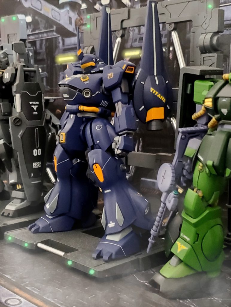 宇宙世紀0087年4月、ティターンズは地球連邦軍の中枢となり各方面で部隊、施設を傘下に納め始めていた✴️オーガスタ研究所も正式にティターンズの支配下となり、ジャミトフ総帥の要請により使用可能な強化人間の前線部隊への出向を開始した👉️レイラ・レイモンド少尉は、素養テストではNT能力示していたが開花せずにいた😓そのためオーガスタ研究所は、早急にその能力を実用化するために薬物投与と強い戦闘衝動の刷り込みを行い、強制的に強化人間レイラ・レイモンドを完成させた😱💦その結果、戦闘能力は得たものの、代償として記憶を失い戦場では著しい精神不安に陥りその真価を発揮する事が出来ずにいた…😔💦そこでレイラ少尉担当の主任研究員ナナイ博士はムラサメ研究所に依頼し、レイラと同じ施術で強化人間第一号となった経験豊富なゼロ・ムラサメ中尉を同部隊に出向させサポートを依頼❗こうしてレイラ少尉はゼロ・ムラサメ中尉と共に時間を過ごす事により安心感を得られるようになっていく…😔✨