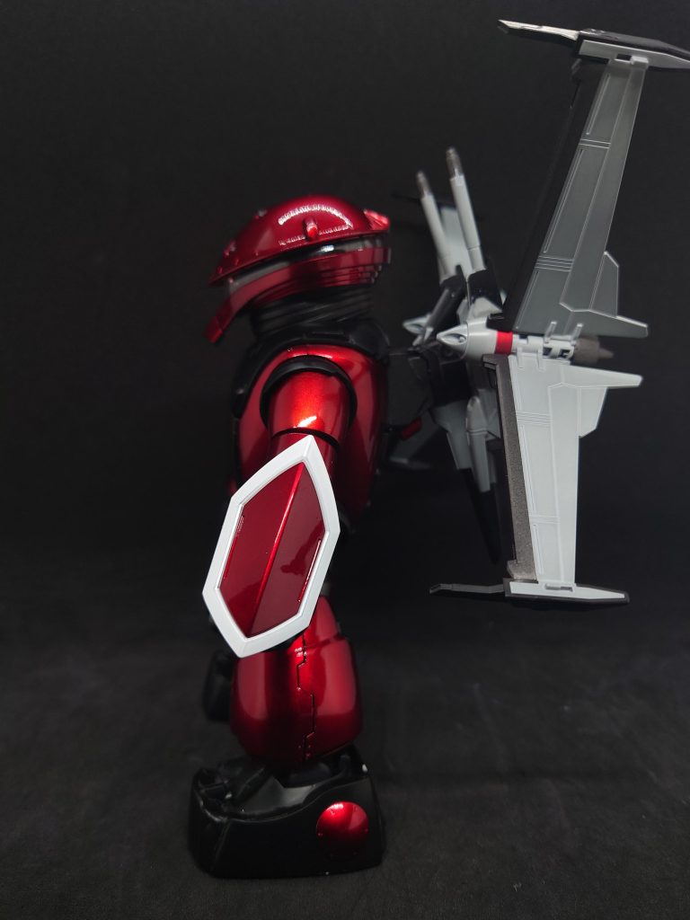 側面。横から撮影すると別物感が…