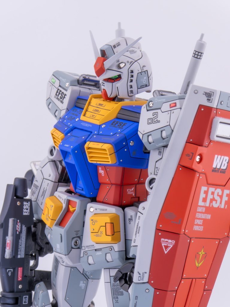 外装パーツの色味はなるべく元のキットのような彩度の高めの鮮やかなトリコロールになるように塗料を剪定し各色とも2種類の塗料で塗り分けを施しました。