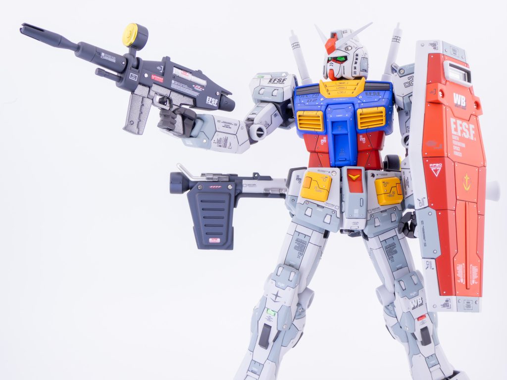 全身に総数で3~400個ほどのメタルパーツを使用し兵器としてのリアル感にもこだわっています。デカールは試作兵器として整備マニュアルがまだ十分でないという解釈のもと文字デカールを多用し装甲に直接マニュアルや注意書きが書き込まれているという設定です。