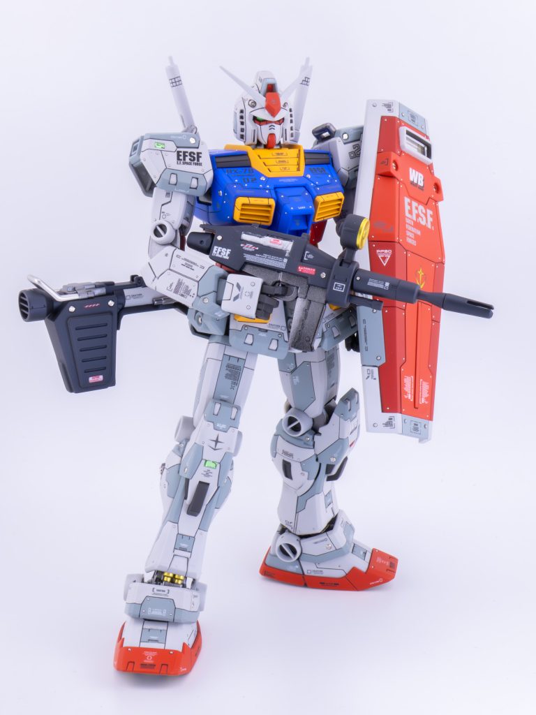 全身に追加したパネルラインは自分なりにしっかりと意味のある場所と形状となるようにデザインしメタルパーツやデカールも自分の中での納得感があるものになるように気をつけつつ配置しました。またPGUガンダムや横浜ガンダムに取り入れられている航空機の航空灯のようなディティールを肩と膝に施しました。