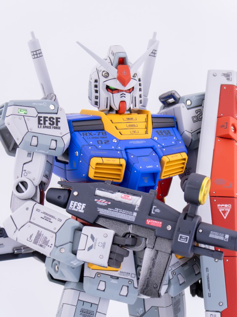 ＜使用キット＞MG RX-78-2 ガンダム Ver.Ka<使用塗料＞サフ・ガイアノーツ サーフェイサーエヴォフレームパーツ・ガイアノーツ Ex-ブラック・ガイアノーツ スターブライトアイアン・ガイアノーツ スターブライトジュラルミン・ガイアノーツ スターブライトブラス外装パーツ・クレオス 灰色９号・クレオス エアクラフトグレー・ガイアノーツ アイスコバルトブルー・ガイアノーツ コバルトブルー・NAZCA フレイムレッド・クレオス レッドFS11136・NAZCA マンダリンイエロー・NAZCA マンダリンオレンジ・クレオス GXグラファイトブラックその他・クレオス リトルアーモリーカラー ガンブルーメタリック・ガイアノーツ プライマリーメタリックレッド・ガイアノーツ 蛍光クリアー・ガイアノーツ 蛍光ピンク・ガイアノーツ クリアーレッド・ガイアノーツ クリアーピンク・ガイアノーツ Ex-ホワイト・クレオス ムーンストーンパール・タミヤエナメル チタンゴールド・タミヤエナメル チタンシルバー・タミヤエナメル ダークアイアン（履帯色）・NAZCAエナメル ピンポイントシルバートップコート・ガイアノーツ Ex-クリアー・ガイアノーツ Ex-フラットクリアー プレミアム