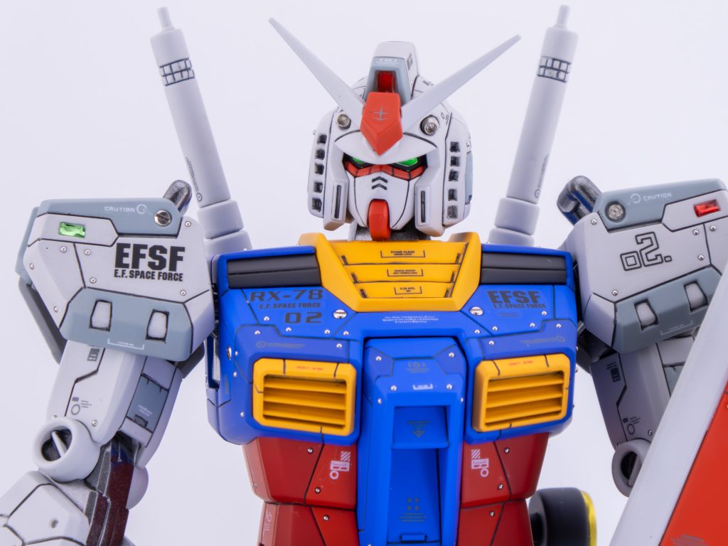 頭部センサーやツインアイ、航空灯にはUVレジンでコーティングを施しレンズ感を強調しています。